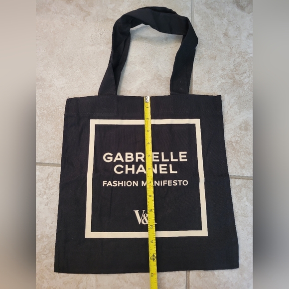 V&A Gabrielle Chanel. Fashion Manifesto natural tote bag - Picture 2 of 4